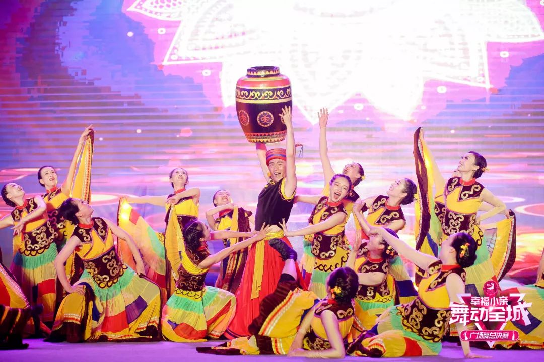 大妈们参加广场舞比赛,春晚广场舞比赛