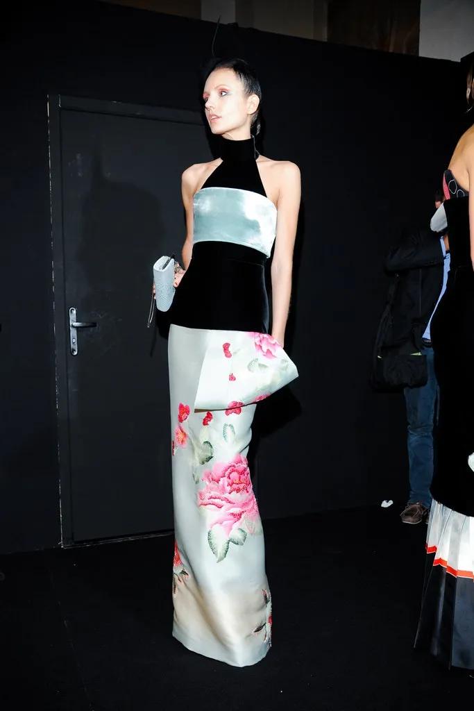 女明星红毯造型少不了它？网友：论优雅，还得是Armani的设计