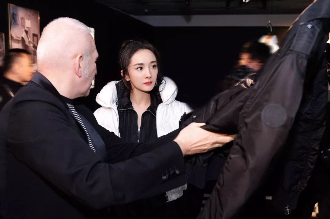 为了抢全球大咖都在翻牌的羽绒服，我差点挤晕在波司登...