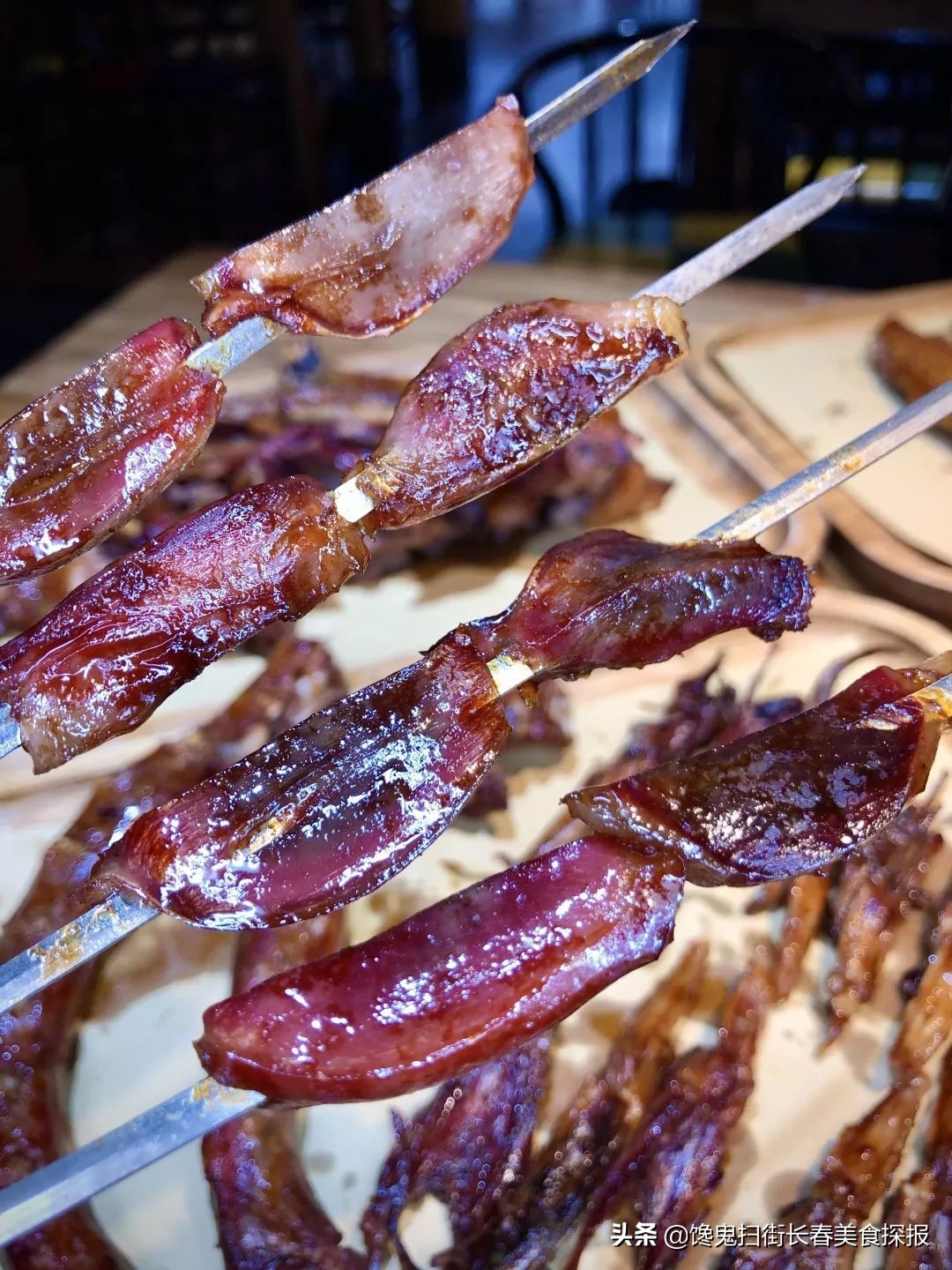 二道老厂区奇店。鹅的一切，全都炭火烤。烤鹅脖大锤抡