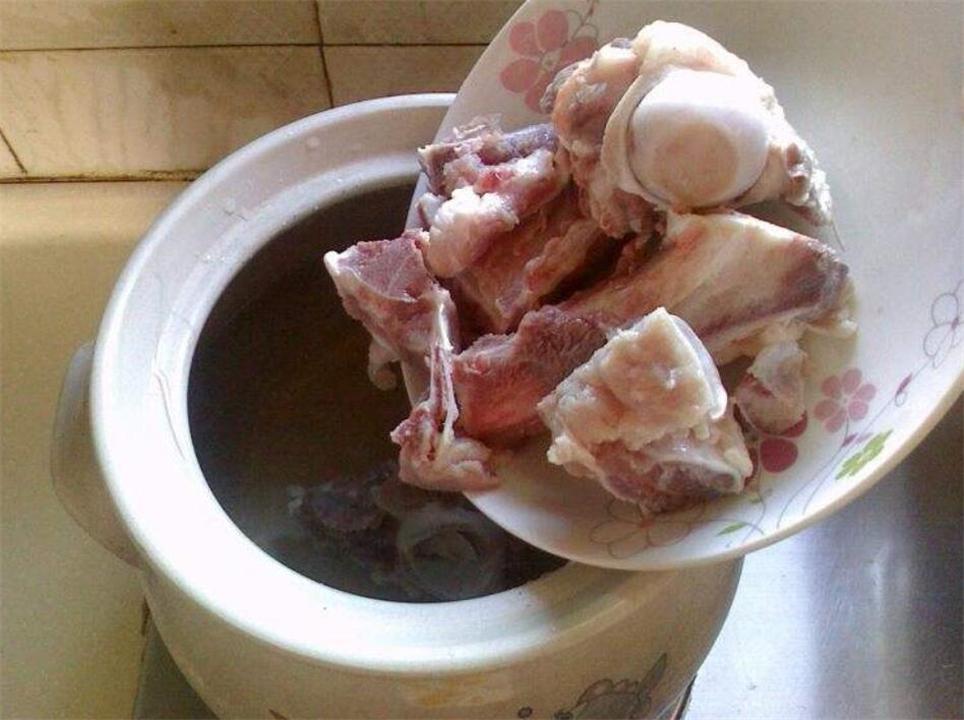 为了孩子长高每天炖大骨头汤,为了孩子长高家长容易么