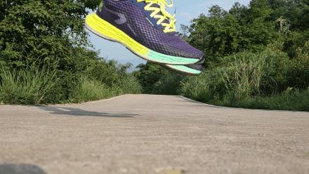 迪卡侬基础缓震跑鞋测评,迪卡侬kd800跑鞋测评