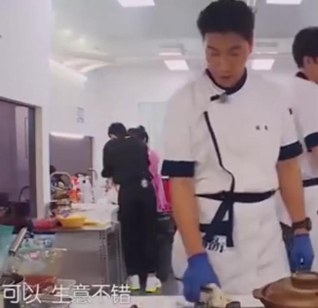 赵丽颖再出黑料，《中餐厅》备菜时不戴手套，甚至还舔了舔手指