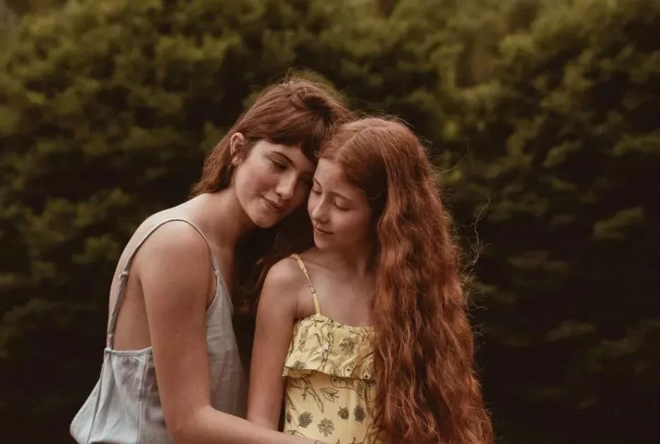 小孩提问电影片段,如何给孩子解释影视剧里的亲嘴