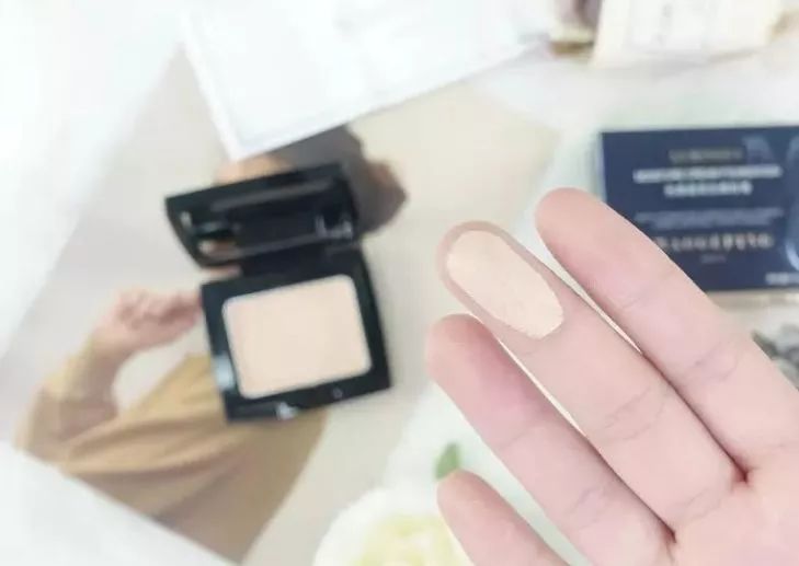 妆容不自然？跟刘晓庆化妆师毛戈平学，无痕粉膏比粉底液好用