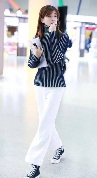 乔欣白衬衣搭配牛仔裤,乔欣白色衬衫搭牛仔裤