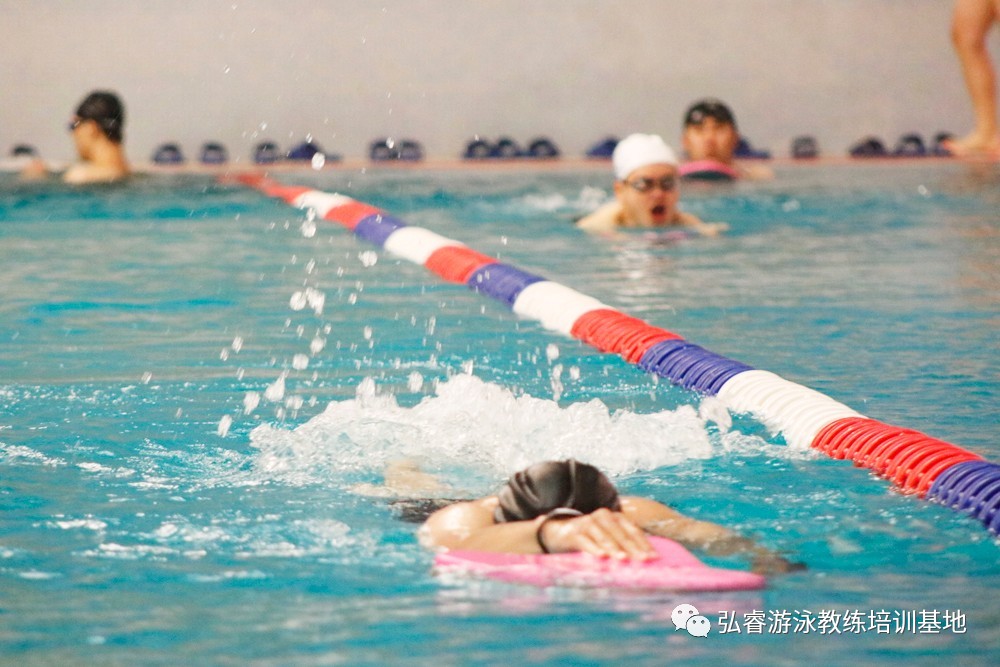 怕耳朵进水怎么学习游泳,怎么克服游泳时耳朵进水的恐惧