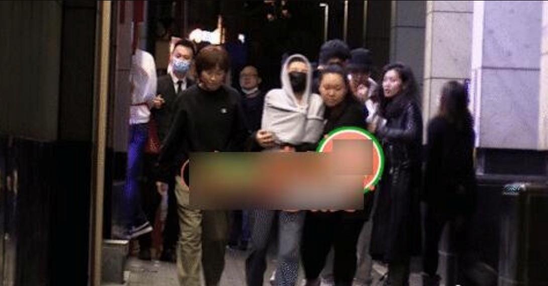 曝光宋祖儿疑醉酒踢人,宋祖儿深夜醉酒乱踢路人