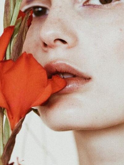 为什么有人化完妆皮肤发亮,妆感油腻是怎么回事