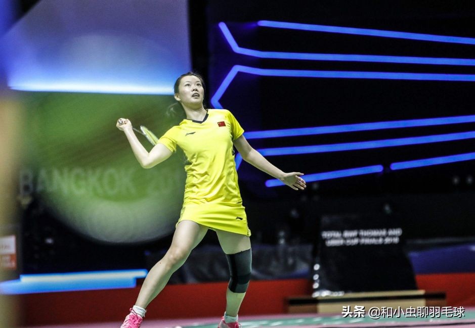 羽毛球高远球如何打得轻松,羽毛球高远球打不高