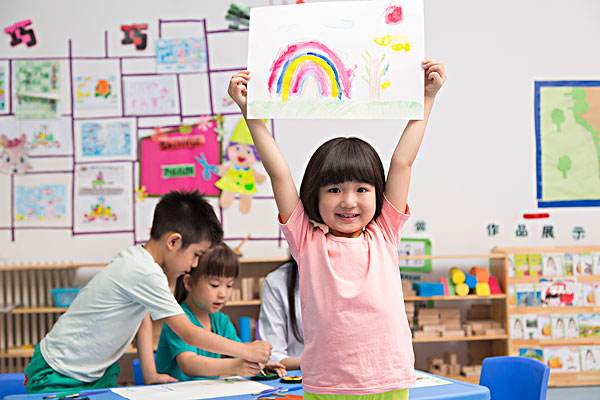 宝宝哭闹妈妈没耐心怎么办,宝宝哭闹妈妈哄不住爸爸一招搞定