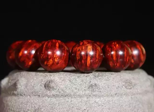 小叶紫檀佛珠戴左手还是右手,男士戴小叶紫檀手串左手还是右手