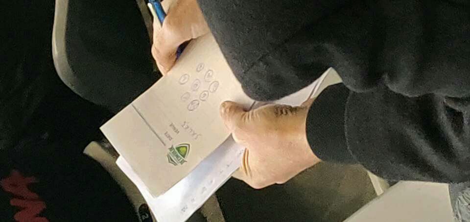 上港战国安看台上有不速之客！纸上写满比赛信息，队徽出卖了他