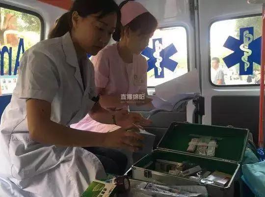 高一考生因数学考不好哭了,一高考考生出考场大哭