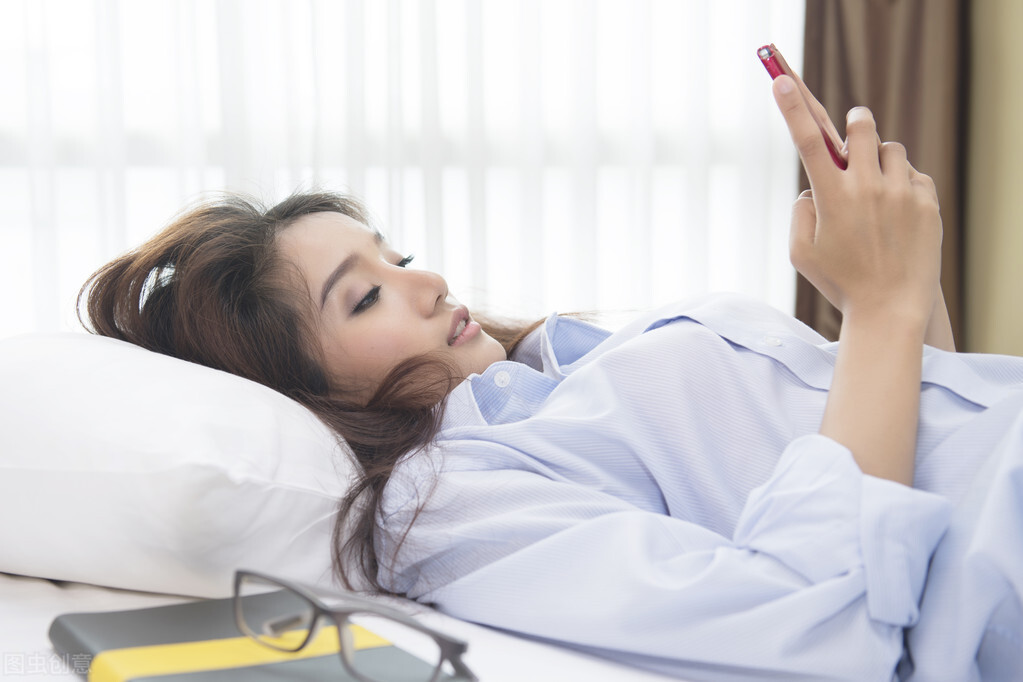 都是玩手机!为什么?女性和矮个子居然更容易脖子疼