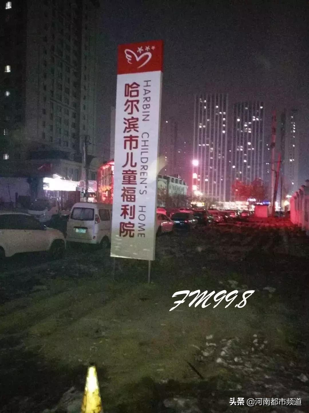 狠心！出生2个月大的婴儿被遗弃在哈尔滨服装城后门！谁是孩子爸妈？监控：一女子拉着拉杆箱，手抱着孩子！