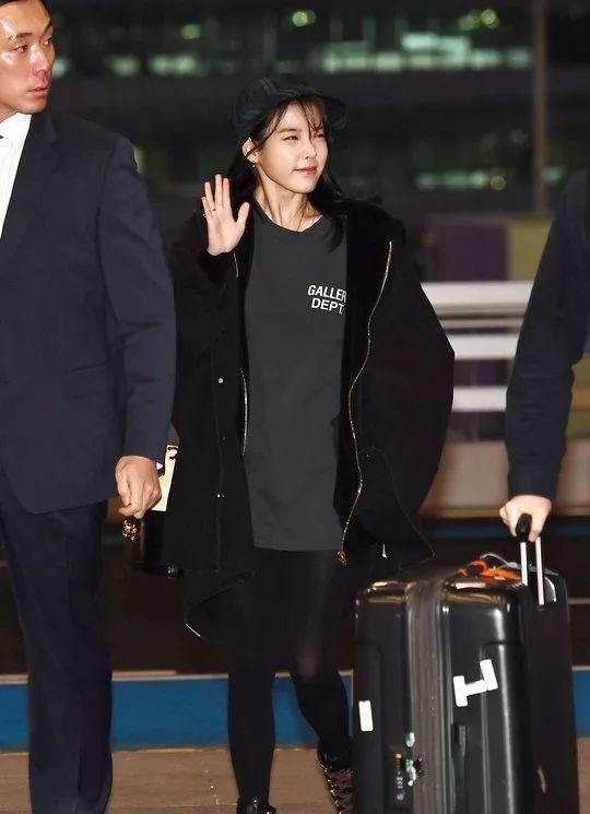 iu的时尚品味,iu穿杏色牛仔外套