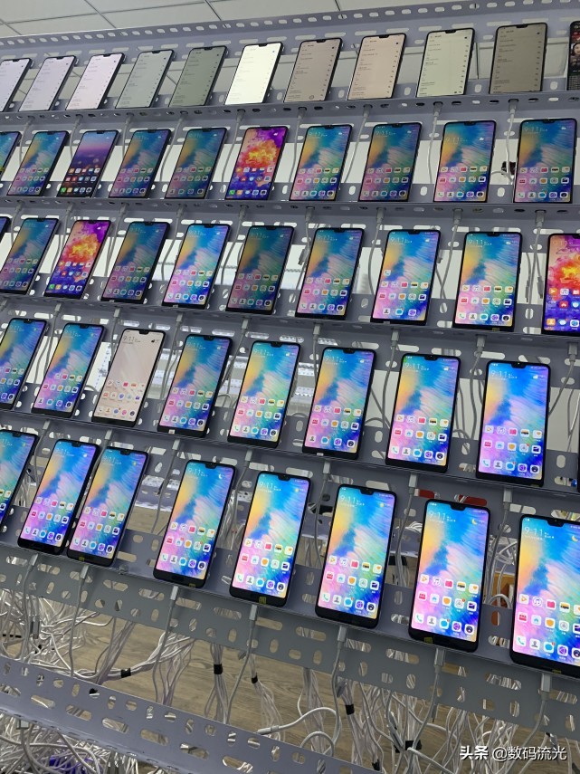 给短视频直播作者修电脑，一开门被里面的景象惊到了，赚钱吗？