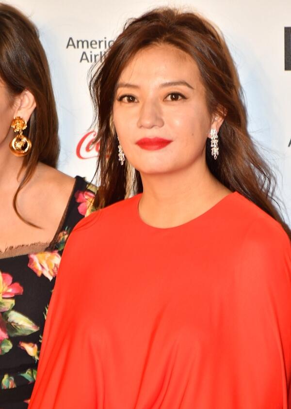 44岁赵薇穿浅绿连衣裙,赵薇黑色礼服裙