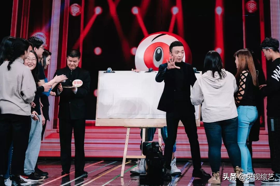 大腿颠球100下,10岁少年创造一小时交替颠球纪录