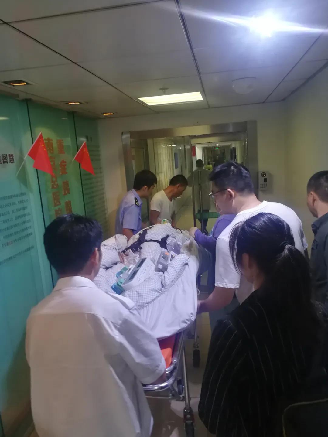 带着残留在体内的几十颗*弹霰**，他度过出院后第一个新年