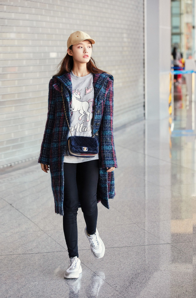 冬季格纹大衣穿搭攻略经典又好看,冬季格子大衣怎么搭配卫衣女