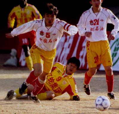 它比阿迪耐克资历更老，曾赞助中国球队多年，如今却越来越小众