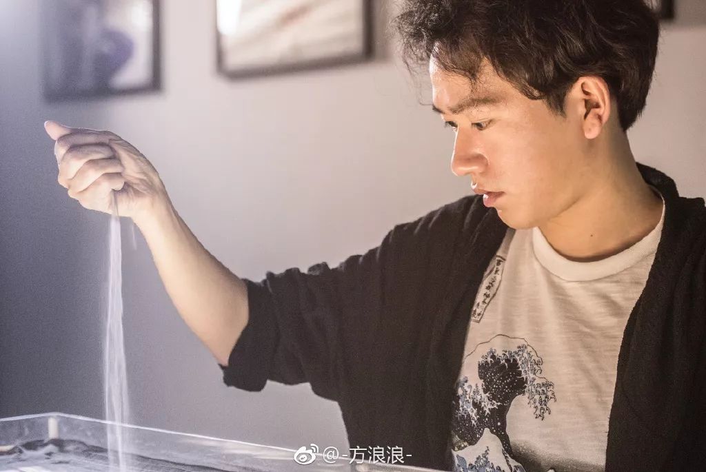 90后小伙手掌画画惊艳众人,神仙手男