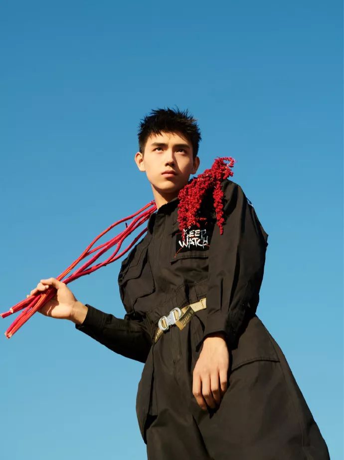 李现200斤未p照片曝光：你以为的腹肌男神，其实是自律狂魔