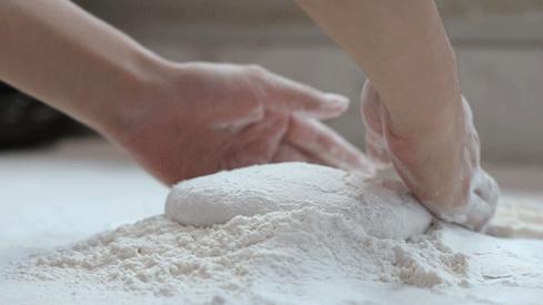 一挤就爆奶的超薄0.1pizza，被外国朋友吹上天