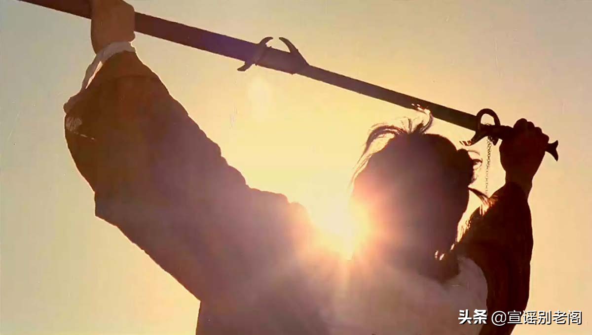 为什么《大话西游》的蜘蛛精一出场，要举着一支桃花？