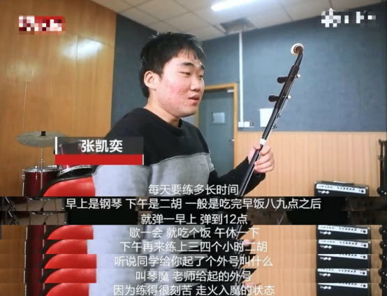 单亲妈妈守护脑瘫儿子康复之路,单亲妈妈月入五千能养孩子吗