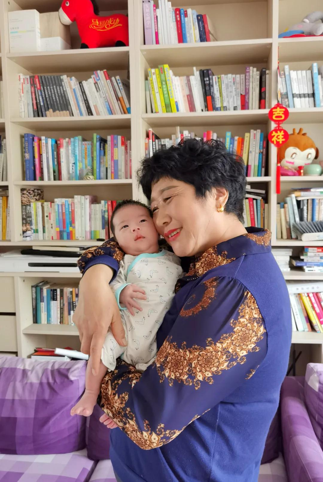 外孙百天照片,小外孙过百天