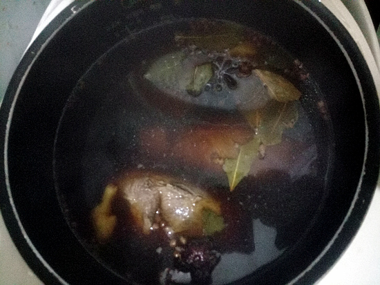 老师傅教你卤牛肉，掌握3招，牛肉不散不干，筋道弹牙，百吃不厌