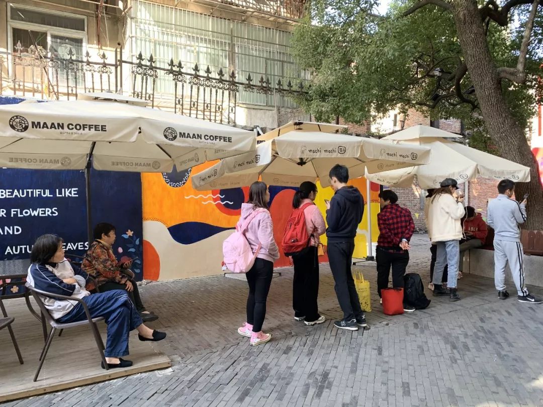 这款奶茶因为搭上周杰伦爆红,排队3小时限购1杯,二手也有人买?