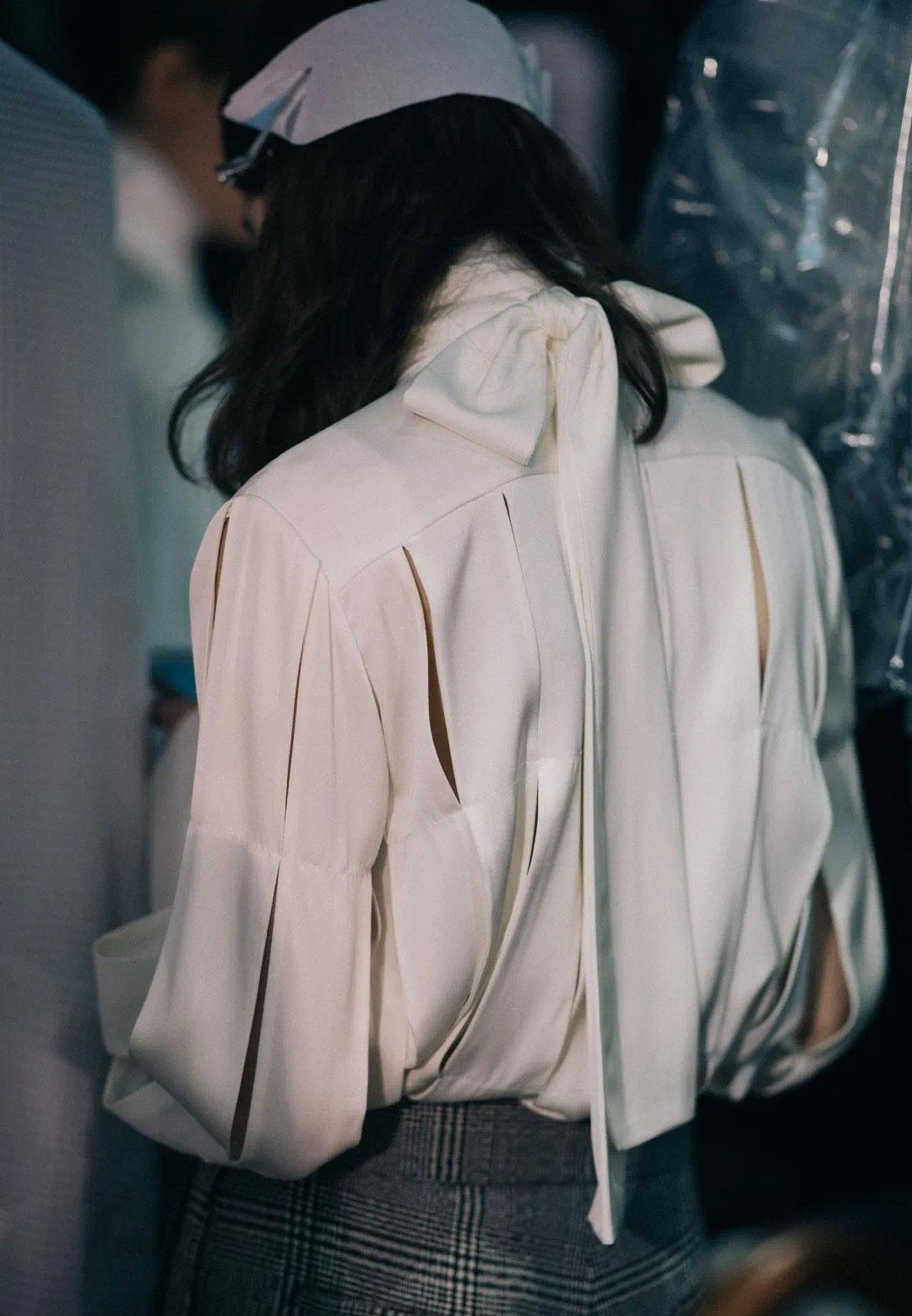 T恤穿腻了?想要时髦又遮肉,春夏白衬衫应该这么洗和这样穿