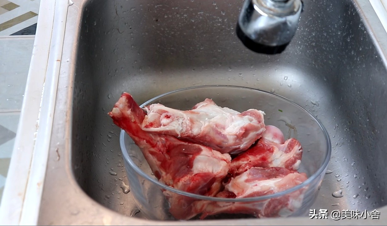 怎么做出奶白的骨头汤,怎样熬出鲜美的骨头汤