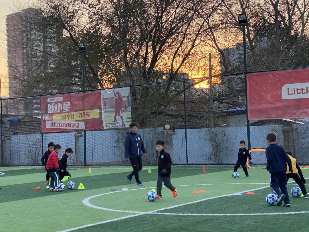 一个孩子的成长取决于哪些因素,一个18岁的小孩凭什么当足球教练