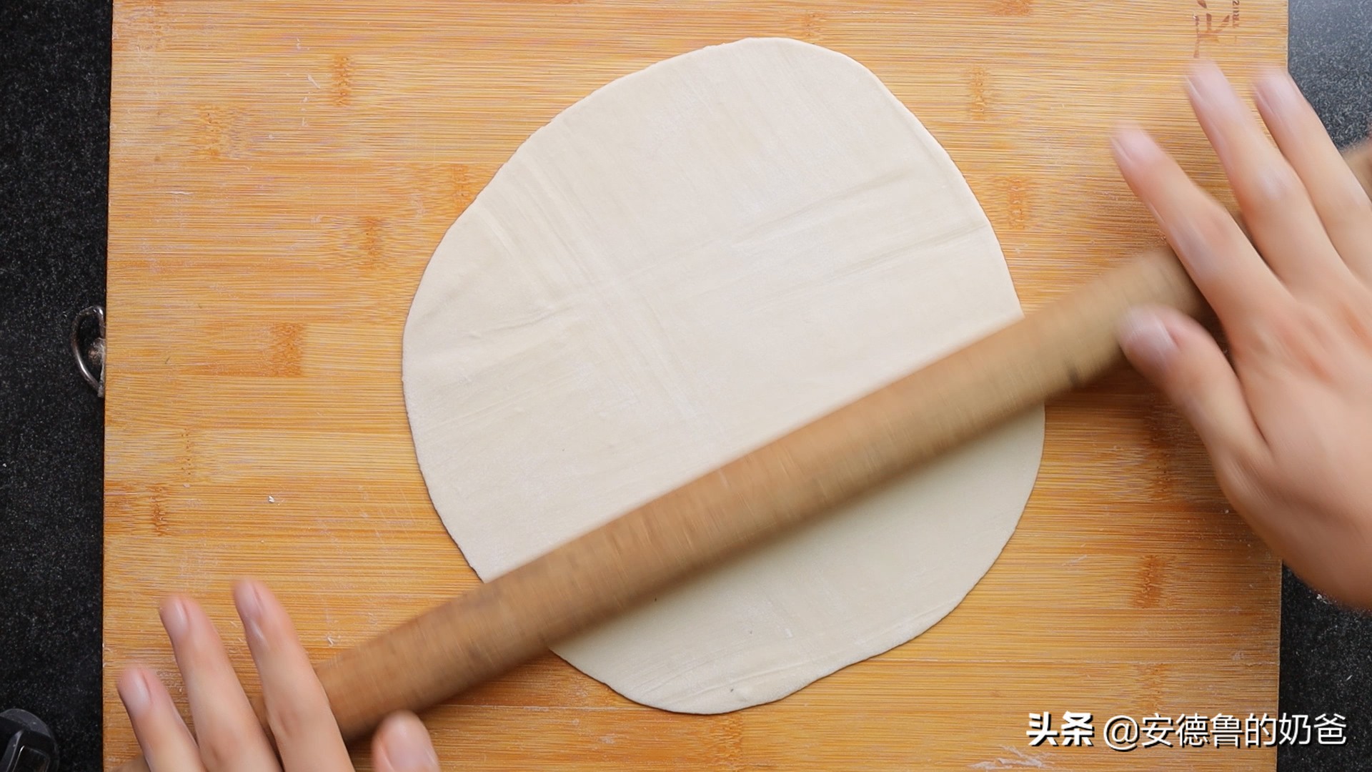 奶爸在家带着娃做馄饨现包现煮真材实料小朋友吃了一大碗