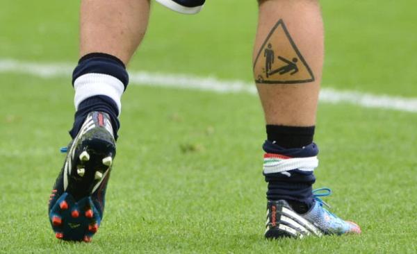 足球各大球星的纹身,金钱买不了文明和素质