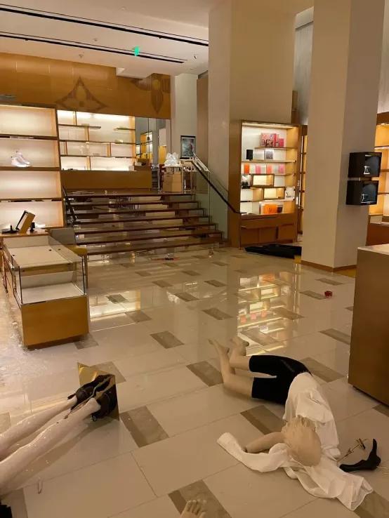 最近去美国小心!过境被罚$5700,80人武装抢商场,铁锤帮暴砸珠宝店