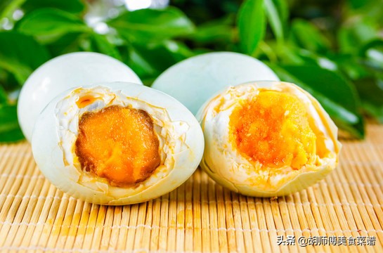 煮熟的咸鸭蛋放冰箱20天还能吃吗,吃不完腌好的咸鸭蛋怎么储存