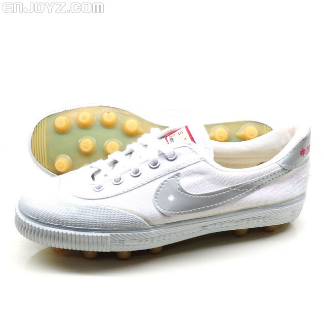 小时候黑绿色三球足球鞋,小时候的足球鞋