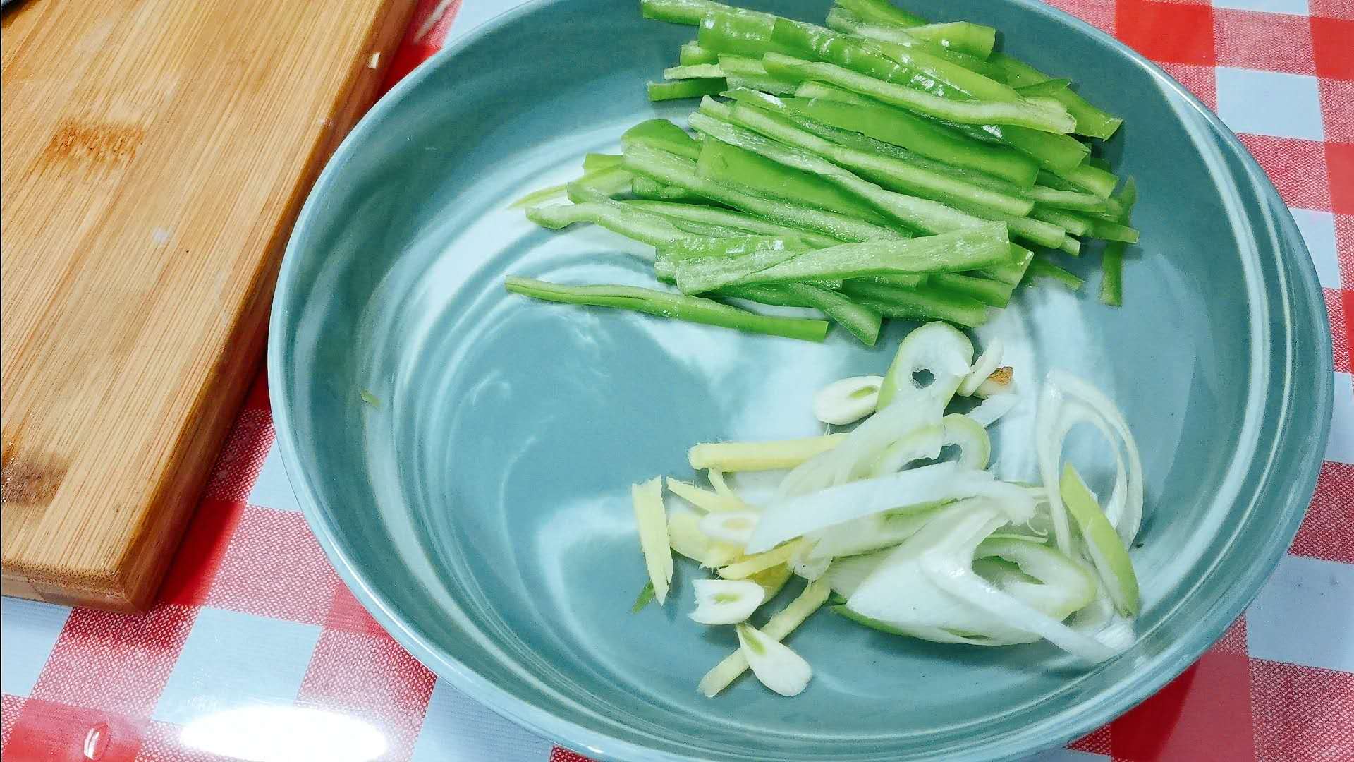 炒土豆丝要不要用开水焯一下,炒土豆丝要不要开水焯水