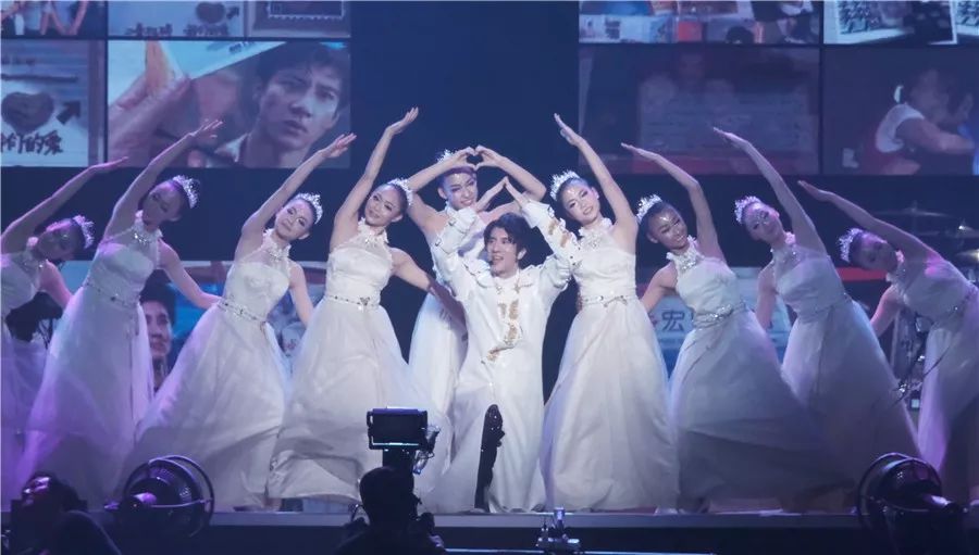 三娃奶爸王力宏，年入4.6亿，却一件衣服穿10年，钱都去哪了？