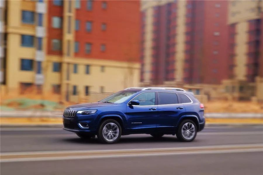 试驾jeep自由光2.0自吸,新款jeep自由光探享版越野视频