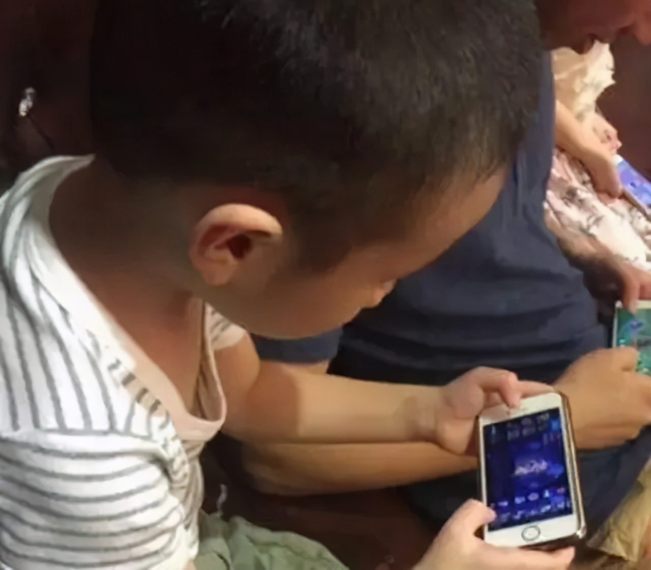 熊孩子疯狂买卡片花掉数十万元,熊孩子用3美金买兰博基尼