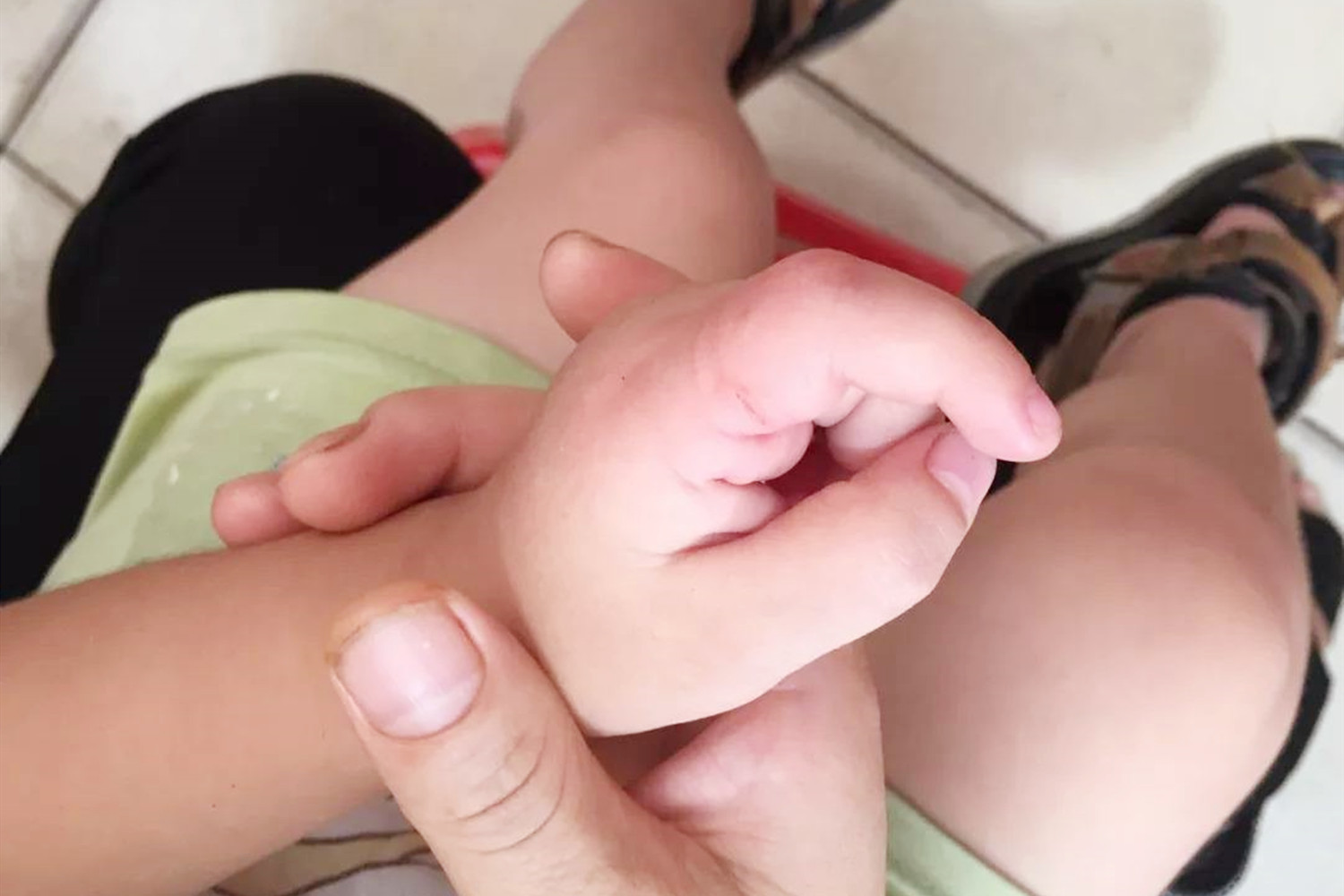 “乱摸”孩子影响智力,家长记得“三摸*不五**摸”,对孩子下手轻点