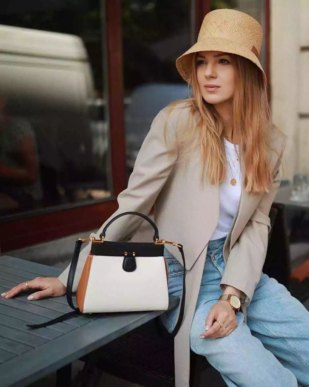 秋天换季内搭怎么选？选对一款白色打底衫，轻松承包多款造型