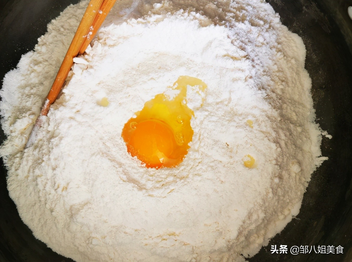 手擀面怎么筋道不粘连,做手擀面里面需要加鸡蛋吗